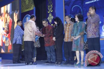 Telkomsel raih penghargaan anugerah peduli pendidikan 2013 