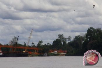 Tongkang Penabrak Jembatan Sampit Diduga Kelebihan Muatan 