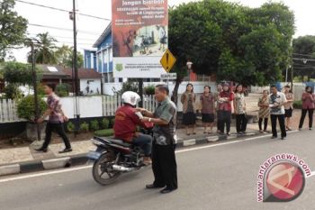Kejari Sekayu bagikan stiker anti korupsi