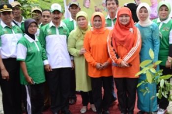 Istri Gubernur Tanam Pohon di Solok Selatan