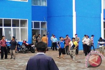 Puluhan warga Muba datangi kantor Camat