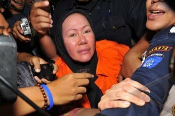 Ratu Atut Menangis di Mobil Tahanan