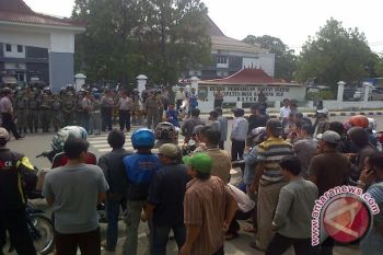 Paripurna pengesahaan APBD OKU 2014 diwarnai demo