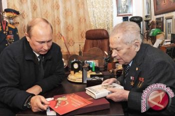 Perancang AK-47 Mikhail Kalashnikov Dimakamkan