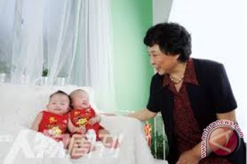 Wanita Usia 60 Tahun Lahirkan Bayi Perempuan Kembar