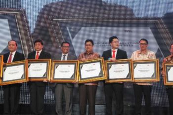 Pudjianto Terima Penghargaan Indonesia  Marketing Champion 2013 Sektor Ritel