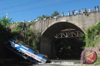Bus Terjun ke Sungai, Tiga Penumpang Tewas