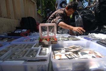 Penjual Keliling Aksesoris Polisi