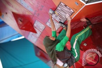 PANJAT DINDING BOULDER PUTRI