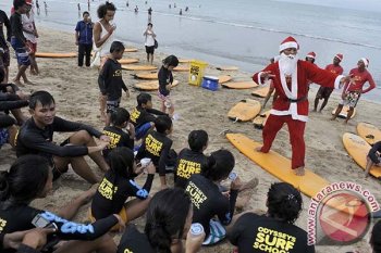 Sinterklas Pemandu Selancar