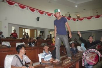 DEMO HONORER RICUH