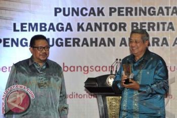 Presiden SBY dianugerahi Antara Achievement Award