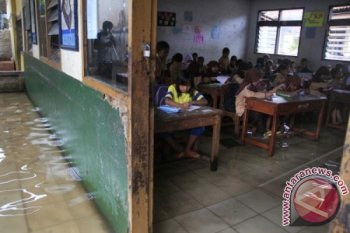 Belajar di Kelas Tergenang Banjir 