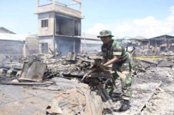 TNI Bersihkan Puing Kebakaran/Henky Mohari
