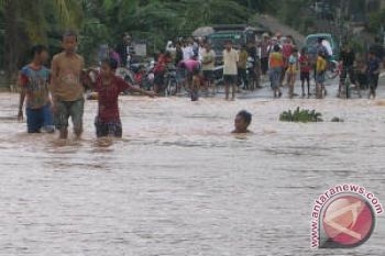 Jembatan `Cinta` Sumbawa Putus Diterjang Banjir