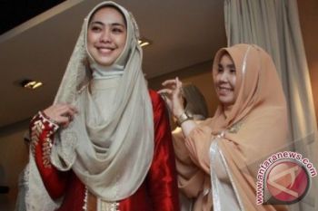 Oki Setiana Dewi Fitting Baju Pernikahan