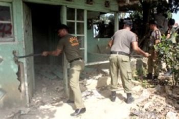 36 Rumah Tidak Berizin di Batam Dirobohkan