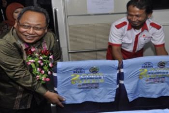 Memasang Sarung Kursi/Humas BKKBN