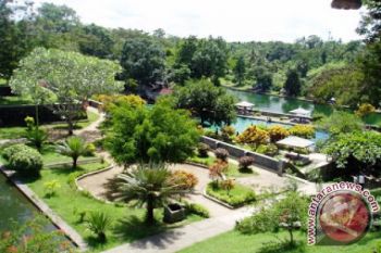 Tebaran sejarah di taman narmada oleh Tri Vivi Suryani*