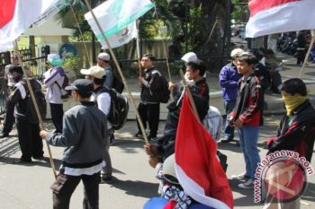 Warga NTB unjuk rasa terkait WTO 2013