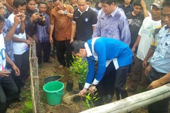 Ibas Turun Tangan Bantu Warga Cor Jalan Desa