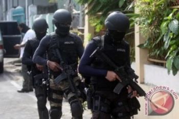 Densus Geledah Rumah Mertua Terduga Teroris Banyumas