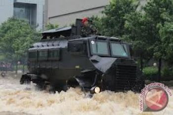 Truk TNI Angkut Siswa Korban Banjir Semarang