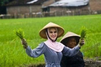 Warga Klaten Berebut Foto Bersama  dengan Angel Lelga
