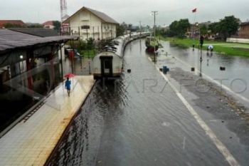 Banjir Semarang Ganggu Jadwal Kereta Api