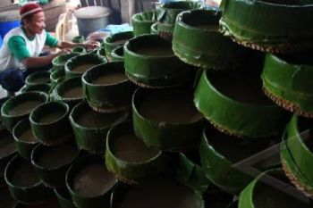 Sekolah Gratis Bagikan Kue Keranjang