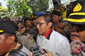 Adik dan Loyalis Jenguk Anas