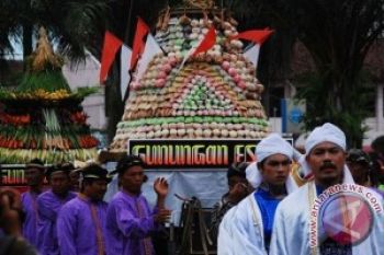 Ribuan Warga Madiun Berebut Berkah Gunungan Maulud