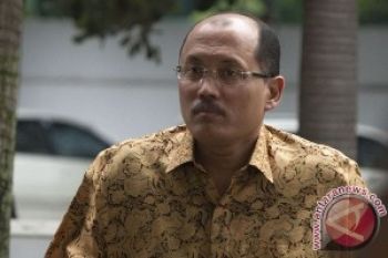 Sekjen MK Serahkan Bukti Gaji Akil