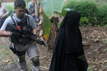 Istri dan Mertua Terduga Teroris di Banyumas Dipulangkan 