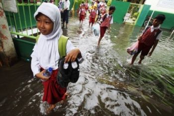 Puluhan Sekolah di Semarang Tergenang Banjir