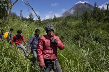 Dua Pendaki Merapi Terkena Longsoran Berhasil Dievakuasi 