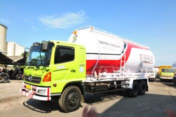 PT Varia Usaha Luncurkan 15  Truk Bulk Kapasitas 30 ton