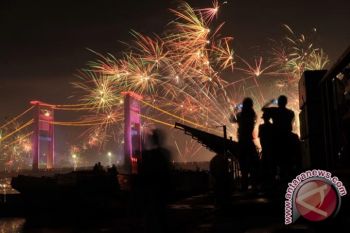Pesta kembang api warnai malam tahun baru