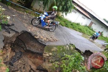 BPBD Sijunjung: Perbaikan jalan ambles kewenangan pusat