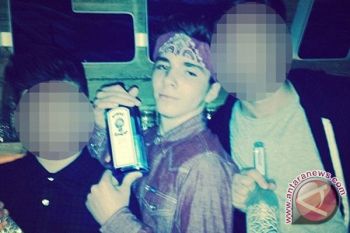 Madonna Unggah Foto Anaknya Pegang Botol Miras