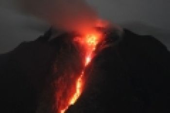 Gunung Sinabung Terus Keluarkan Lava Pijar