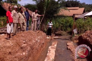 Warga Peninjauan perbaiki jalan rusak secara swadaya