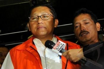 Kerabat Kirim Koper Keperluan Anas di Tahanan