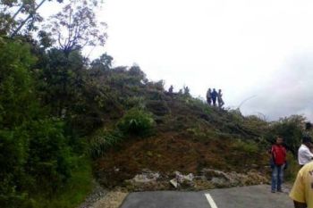 Jalan Padang-Kerinci Tertimbun Longsor di Air Dingin