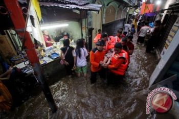 Ratusan Warga Jakarta Mengungsi Akibat Banjir