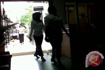 Pegawai kontrak gunakan seragam putih hitam 