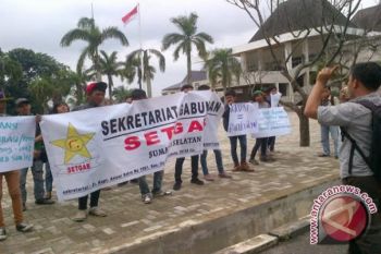 Pendemo desak DPRD transparan pengguaan dana aspirasi 