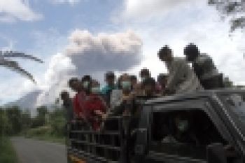 Jumlah Pengungsi Erupsi Gunung Sinabung Terus Bertambah