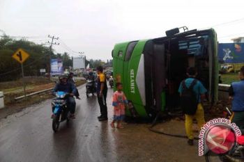 Bus PO Selamat terjungkal di jalan lintas timur