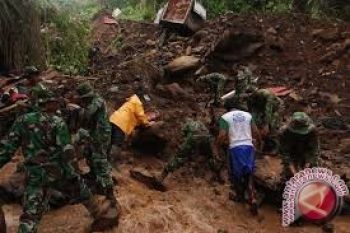 TNI terus bersikan sampah banjir Manado 